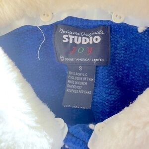 Beautiful sweater, rich colors   White mittens snowflakes